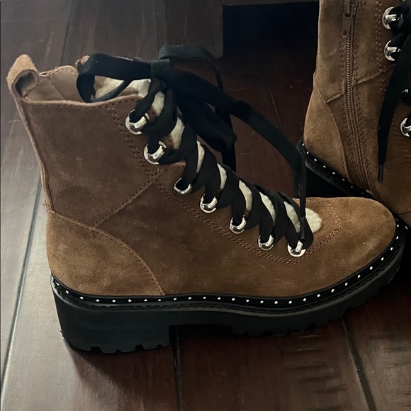 Steve Madden Brown Ankle Boots with Black Laces - Picture 2 of 3